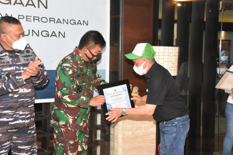 Jaga Taman Laut Bunaken, Danrem 131/Santiago Terima Piagam Penghargaan dari KLKH