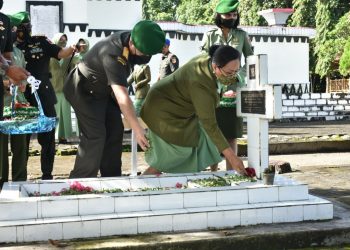 Peringati Hari Juang Kartika ke 76, Pangdam XIII/Merdeka Ziarah ke Makam Pahlawan