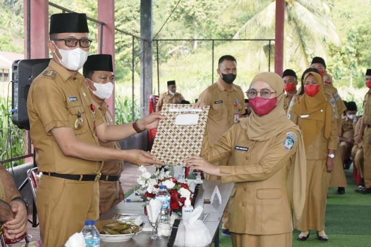 Ini Pesan Bupati Iskandar saat Menyerahkan SK PNS Bolsel Formasi 2019