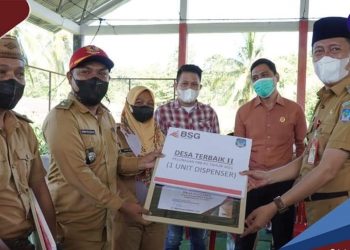 Bupati Bolsel Beri Penghargaan Kepada Wajib Pajak Terbaik