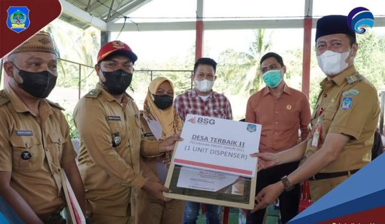 Bupati Bolsel Beri Penghargaan Kepada Wajib Pajak Terbaik