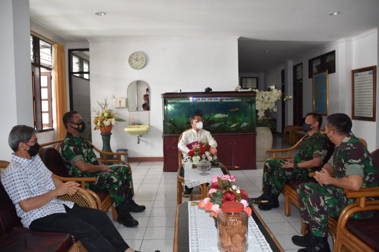 Danrem 131/Santiago Brigjen TNI Mukhlis Berkunjung ke Keuskupan Manado