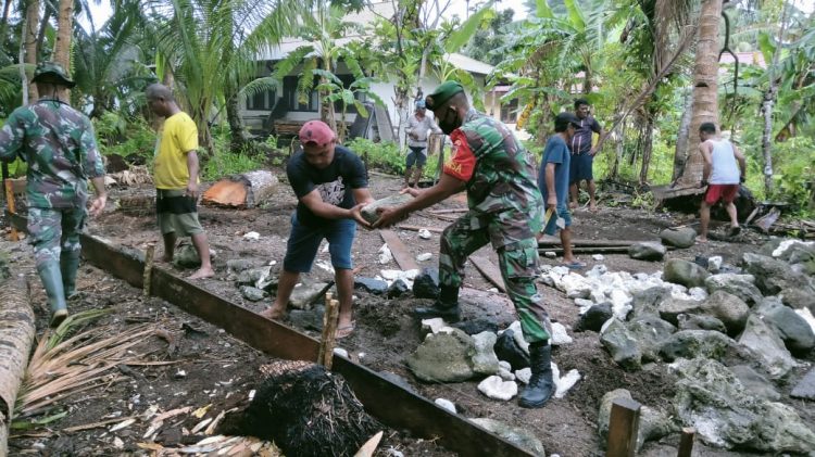 Pengabdian TNI AD di Perbatasan Utara Indonesia, Bantu Warga Miangas Membangun Rumah
