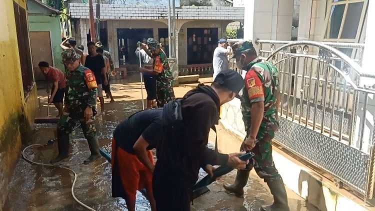 Koramil 1309-01/Tuminting Serbu Ternate Tanjung, Bersihkan Sisa Banjir