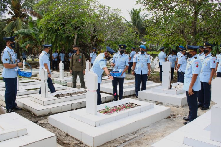 Lanud Sam Ratulangi Ziarah ke TMP Kairagi Peringati HUT TNI AU