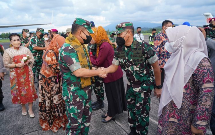 Kasad Jenderal TNI Dudung Abdurachman Kunker ke Sulawesi Utara, Salah Satu Tujuannya Memberikan Bantuan di Gereja