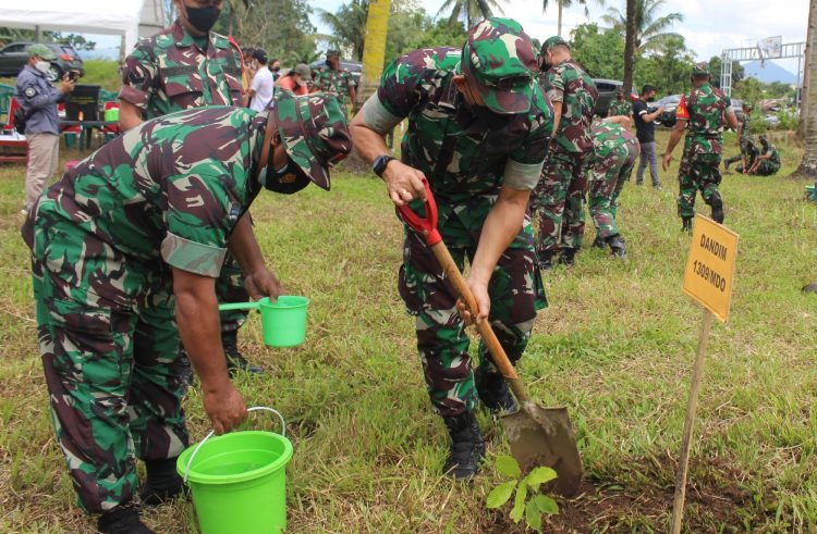 Dandim 1309/Manado Turut Menanam Pohon Ribuan Pohon Ribuan untuk Cegah Banjir dan Erosi