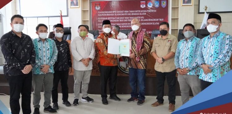 Wabup Bolsel Serahkan Sertifikat Tanah Hibah Kepada Ketua KPU RI