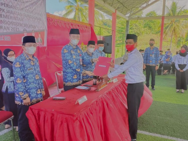 Bupati Iskandar Kamaru Serahkan SK PPPK Bolsel