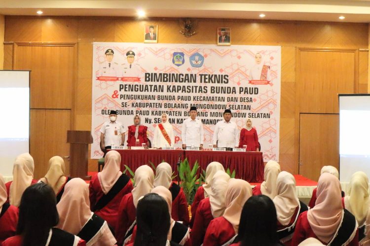 Bupati dan Wabup Bolsel Hadiri Pengukuhan dan Bimtek Bunda PAUD