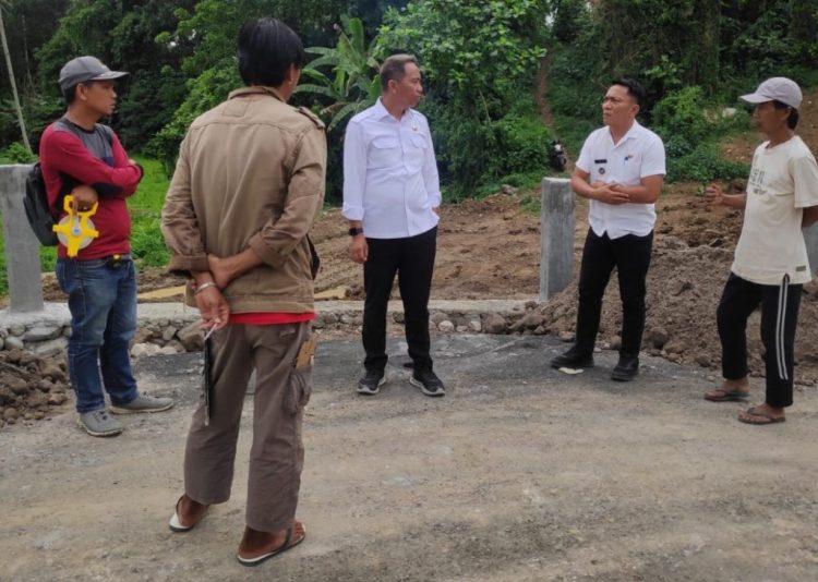 Bupati Boltim Turun Langsung Cek Jalan Perkebunan di Modayag