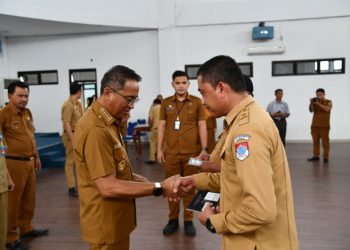 Bupati Serahkan Kendis untuk Seluruh Sangadi Boltim