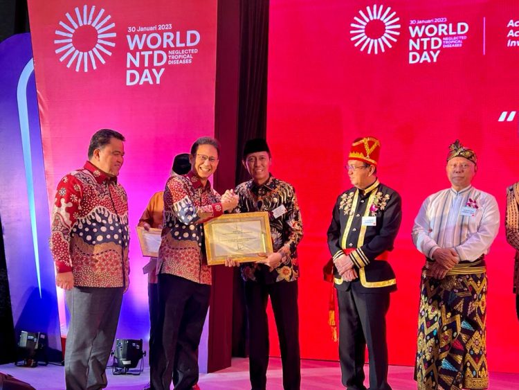 Bolsel Bebas Frambusia, Bupati Iskandar Kamaru Terima Penghargaan dari Kemenkes