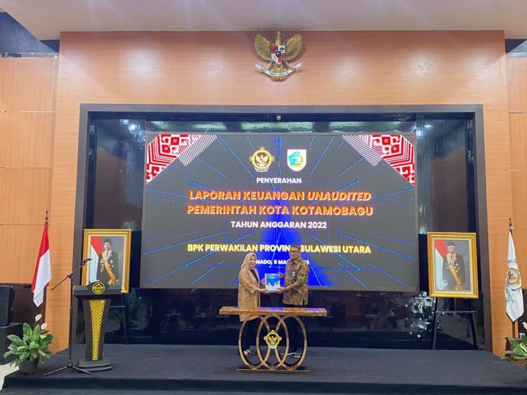 Wali Kota Tatong Bara Serahkan LKPD Unaudited ke BPK RI