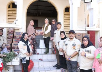 Tatong Bara Bersama Jajaran Pimpinan OPD Serahkan Bantuan Korban Banjir Manado