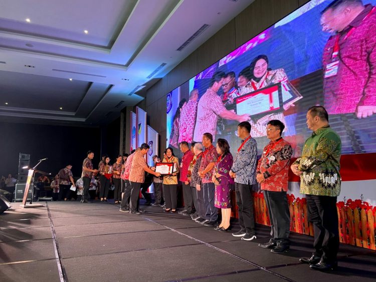 Tatong Terima Penghargaan Terbaik ke-2 PPD dan ke-3 Sulut Sensanitasional Award