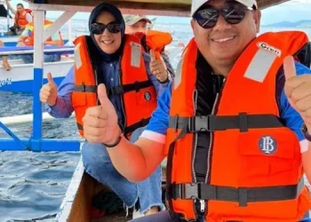Tatong Bara Nikmati Keindahan Pantai Botubarani Bersama Bupati Bone Bolango