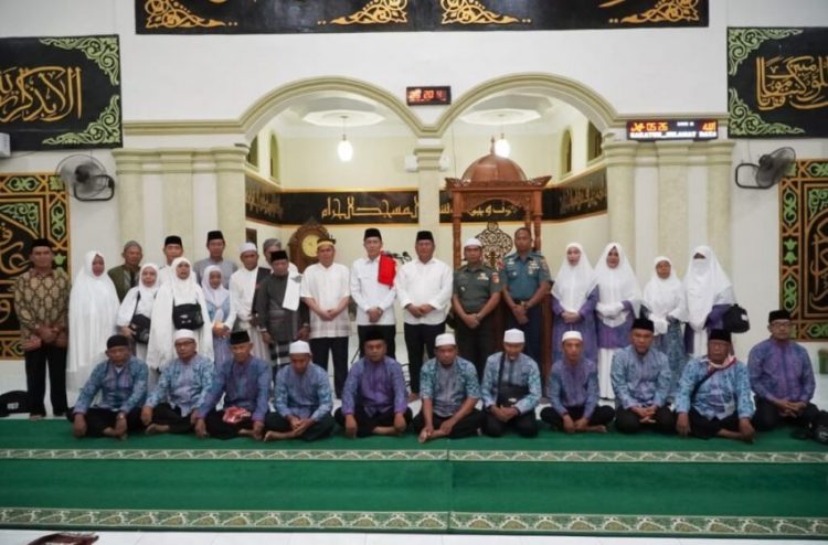 Bupati Iskandar Kamaru Lepas Keberangkatan 18 JCH Bolsel