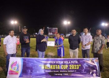 Tatong Buka Turnamen Walikota Cup Sepak Bola Putri se–BMR