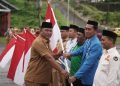 Wabup Bolsel Bagikan Ratusan Bendera Merah Putih