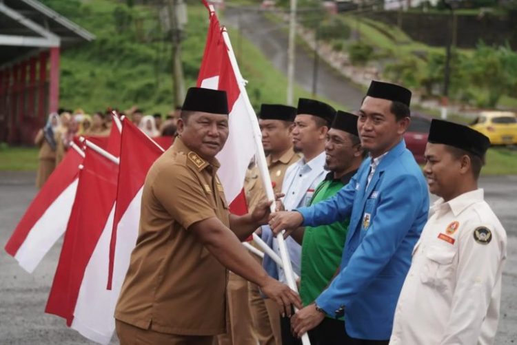 Wabup Bolsel Bagikan Ratusan Bendera Merah Putih
