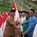 Wabup Bolsel Bagikan Ratusan Bendera Merah Putih