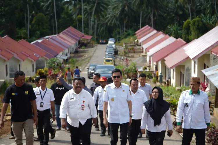 Bupati Iskandar Tinjau Rumah Relokasi di Tomoni