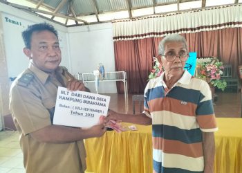 20 KPM di Desa Birakiama Terima BLT Triwulan III, Wolter Takakobi: Jangan Beli Rokok atau Miras