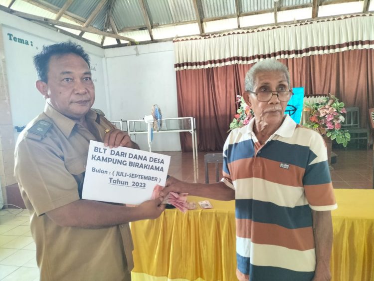 20 KPM di Desa Birakiama Terima BLT Triwulan III, Wolter Takakobi: Jangan Beli Rokok atau Miras