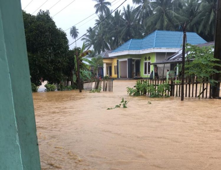 Banjir disertai Lumpur menerjang Tiga Desa di Kecamatan Pinolosian Timur, Bolsel, Kamis (15/6). (ft:ist)