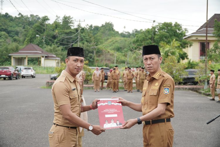 Serahkan SK 100 Persen ASN, Bupati Iskandar Kamaru Tekankan Hal ini