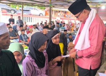 Bupati Limi Mokodompit Santuni Anak Yatim dan Berikan Dana Hibah Masjid di Solimandungan