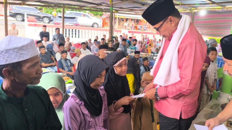 Bupati Limi Mokodompit Santuni Anak Yatim dan Berikan Dana Hibah Masjid di Solimandungan