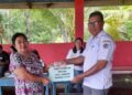 Ini Pesan Kapitalau Herlin Tahulending Saat Serahkan Bantuan Tunai Senilai Rp41,4 Juta