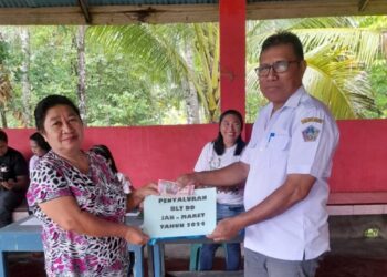 Ini Pesan Kapitalau Herlin Tahulending Saat Serahkan Bantuan Tunai Senilai Rp41,4 Juta