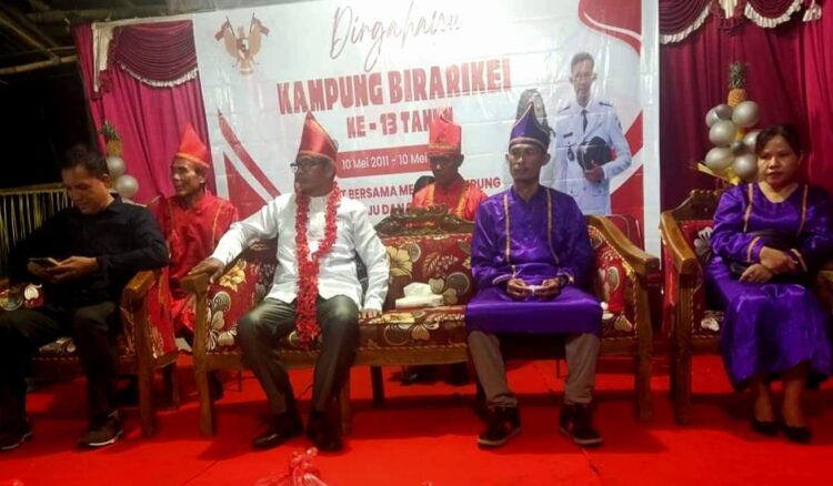 Nuansa Adat Warnai Perayaan HUT Kampung Birarikei ke 13