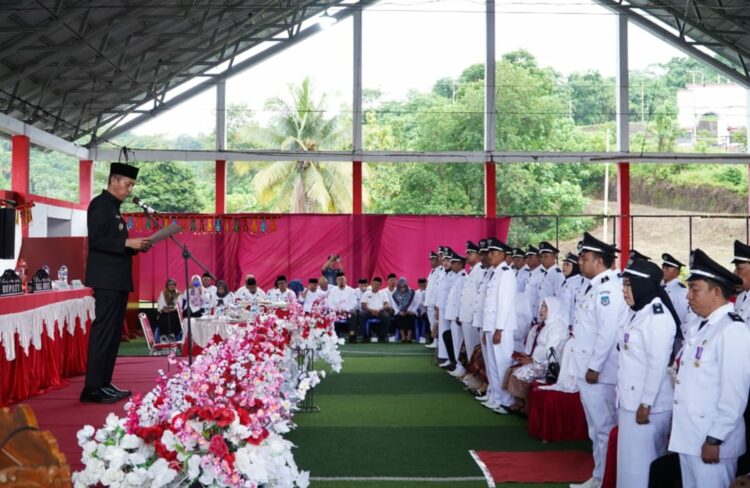 Bupati dan Wabup Bolsel Serahkan SK Perpanjangan Masa Jabatan Sangadi