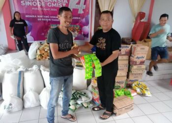 Dampingi Pj Bupati, Kapitalau Chrizto V Lahaghari Salurkan Bantuan Kepada Pengungsi Bencana Erupsi Gunung Ruang