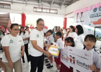 20 Anak Berprestasi di Tagulandang Terima Beasiswa dari Bank SulutGo