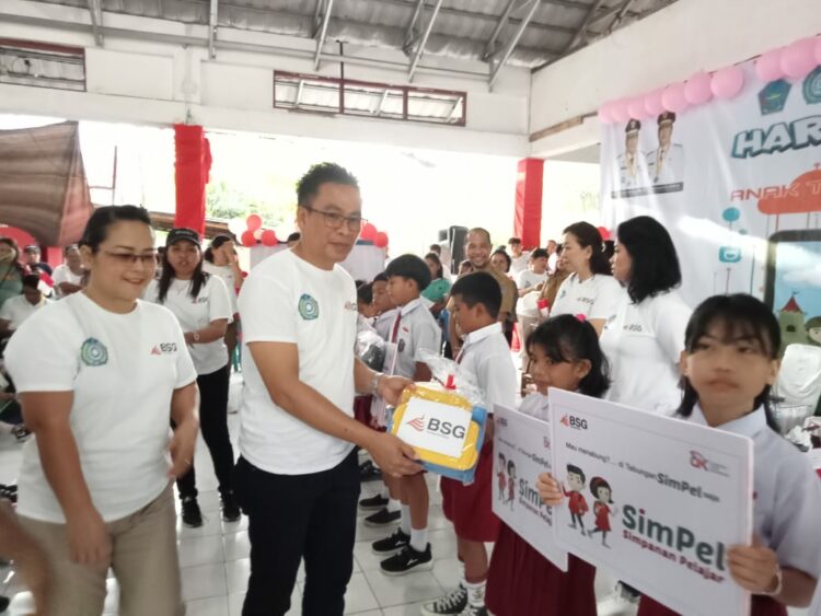 20 Anak Berprestasi di Tagulandang Terima Beasiswa dari Bank SulutGo