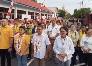 Ribuan Warga Antar Chyntia I Kalangit-Heronimus Makainas Mendaftar Sebagai Cabup-Cawabup Sitaro