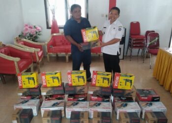 Pemerintah Kampung Humbia Salurkan Bantuan Alat Pertukangan, Ada Pesan Tegas Kapitalau Silas Kakalang