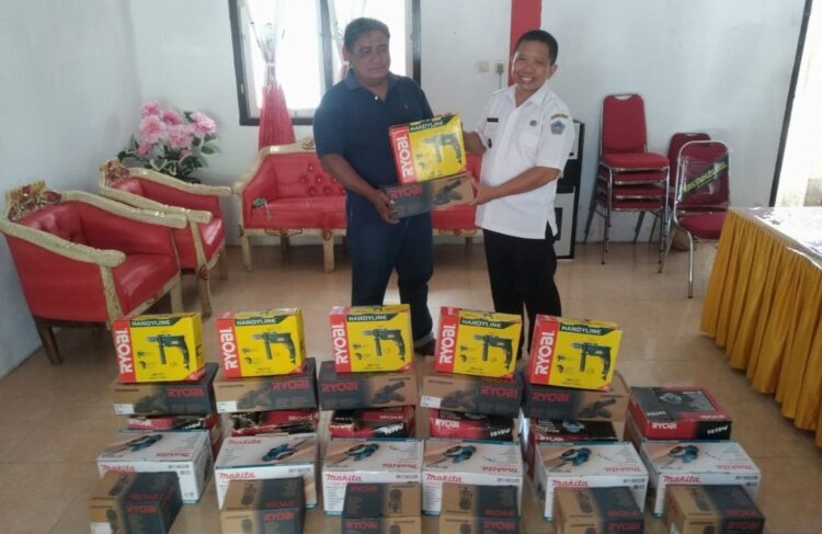 Pemerintah Kampung Humbia Salurkan Bantuan Alat Pertukangan, Ada Pesan Tegas Kapitalau Silas Kakalang