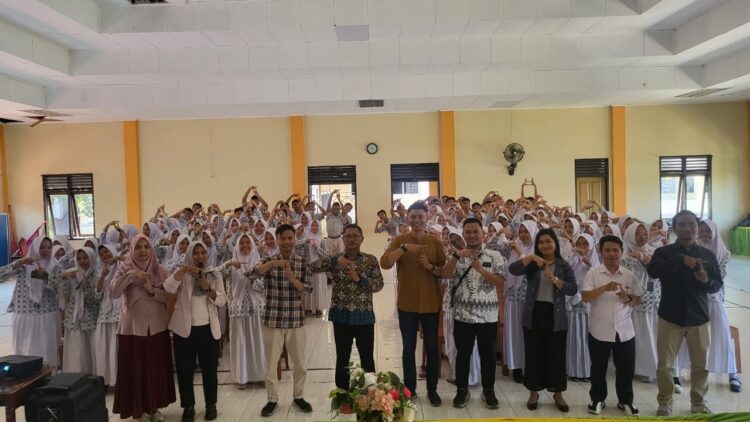 Siswa MAN Model 1 Manado Antusias Ikuti Sekolah Kebangsaan Tular Nalar 3.0 Mafindo
