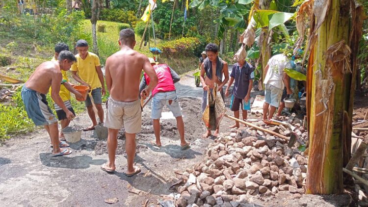 Alokasikan Anggaran Kurang Lebih Rp123 Juta, Kapitalau Herlin Tahulending Beri Pendapatan Tambahan Kepada Warganya