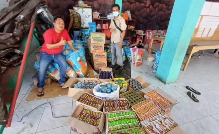 Dipimpin Langsung Kapitalau Rolly Madiro, Pemerintah Kampung Botto Salurkan Bantuan Kepada Pengungsi Gunung Api Ruang