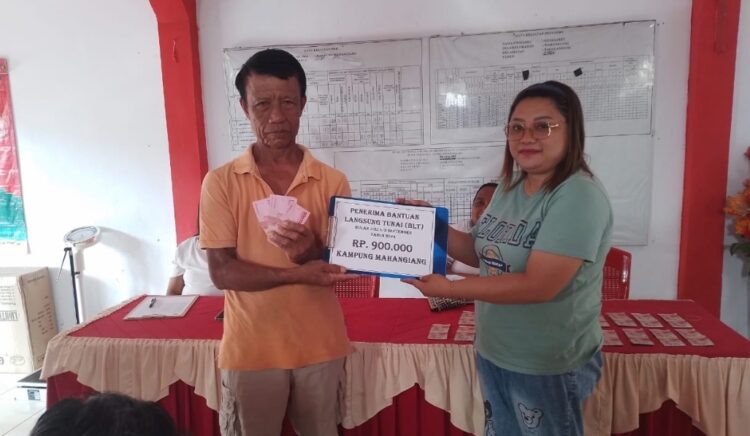 Kapitalau Katlin Mangolo Salurkan Bantuan Tunai Sebesar Rp17.100.000