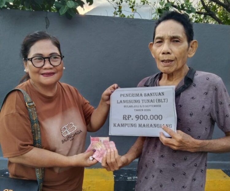 Kapitalau Mahangiang Seberangi Lautan Hanya Untuk Menyerahkan BLT Satu Orang Warga