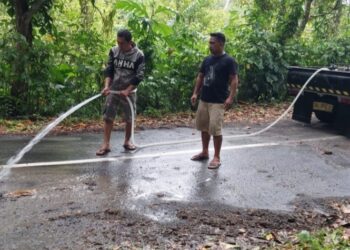 Kapitalau Roosevelt Hendra Derek Turun Langsung Bersihkan Jalan Licin Akibat Erupsi Gunung Ruang, Ini Pesannya