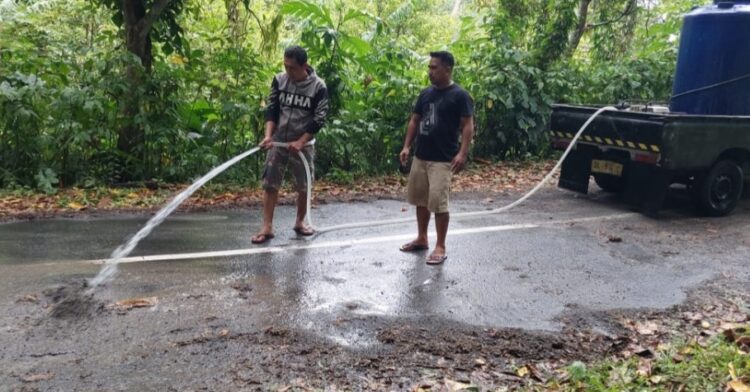 Kapitalau Roosevelt Hendra Derek Turun Langsung Bersihkan Jalan Licin Akibat Erupsi Gunung Ruang, Ini Pesannya